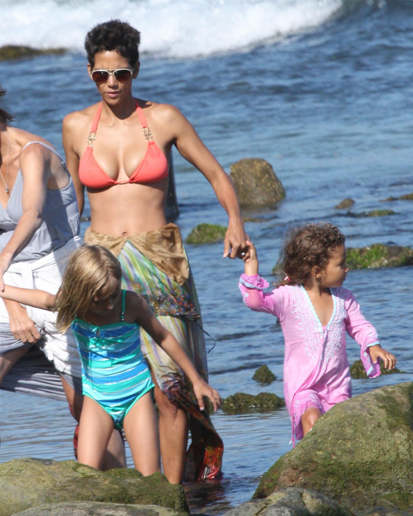 Halle Berry spends her 45th birthday on Malibu Beach photos | Picture 59770